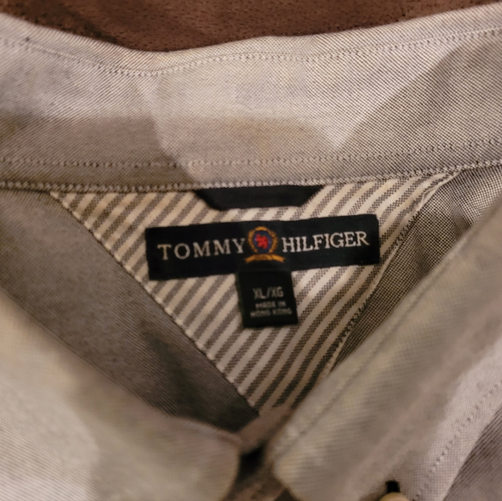 Tommy Hilfiger Men's gray button down,  shirt W/clear buttons, extra large, NWOT